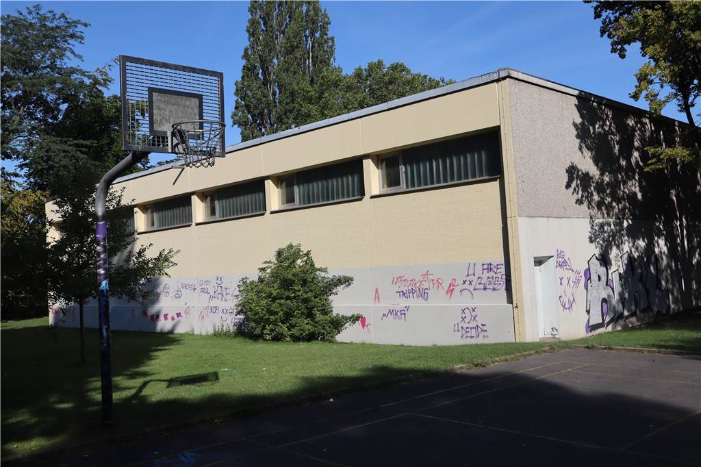 Vermüllter Sand und besprühte Turnhalle schaffen kein gutes Ambiente Immer mehr Farbschmierereien sind an der Turnhalle der Tremonia-Schule an der Sendstraße in Wambel zu sehen.
