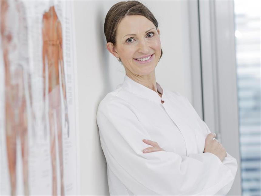 Wie Frauen Kind und Klinik unter einen Hut bekommen Immer mehr Frauen ergreifen den Arztberuf - mittlerweile sogar mehr als Männer. In den Chefetagen der Krankenhäuser sind Frauen aber immer noch unterrepräsentiert. Foto: Monique Wüstenhagen/dpa-tmn