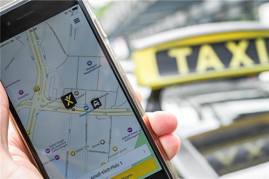 Immer mehr Menschen bestellen ihr Taxi per App - und immer lauter wird der Ruf nach einem Ende des Taxi-Monopols.