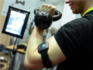Immer mehr Menschen nutzen Fitnessarmbänder und Fitness-Tracker. Foto: Britta Pedersen/Illustration