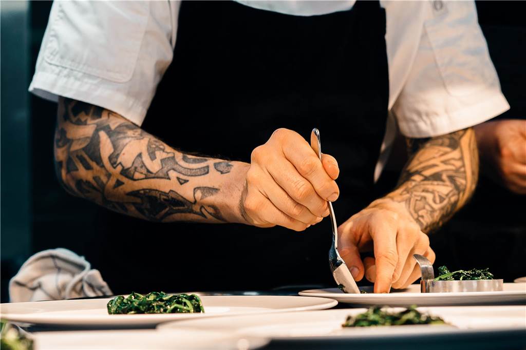 Gastronom zu Lohnforderungen der Gewerkschaft: „Zu einfach gedacht“ Ein Koch legt Essen auf einen Teller.
