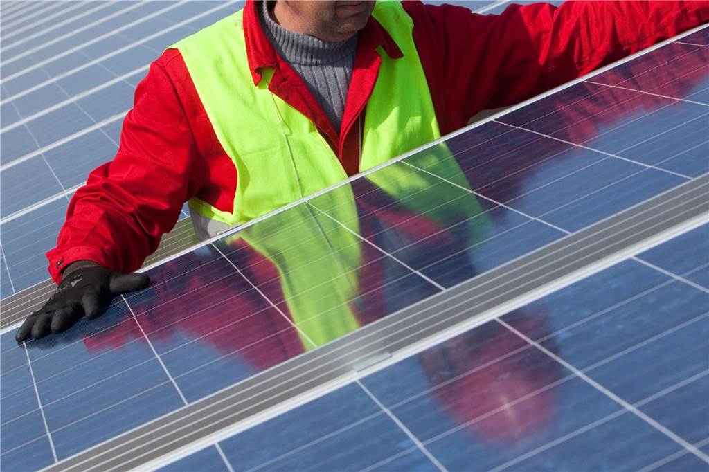 Katrin Frendo: „Lokale Netzstabilität muss höchste Priorität haben“ Immer mehr Photovoltaikanlagen speisen von Hausdächern Energie ins lokale Stromnetz ein.