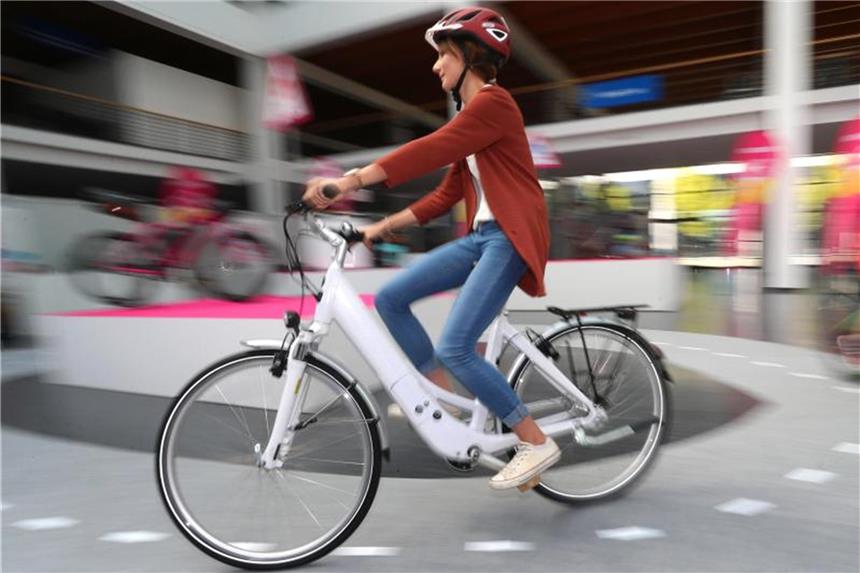Elektrorad will Innenstädte erobern Immer mehr Radfahrer steigen aufs E-Bike um. Überzeugen könnte sie eine ausgereiftere Technik und eine höhere Akkuleistung. Foto: Karl-Josef Hildenbrand