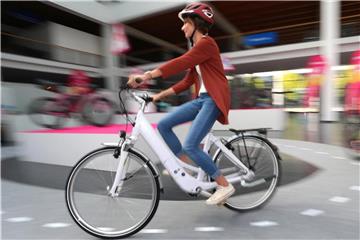 Immer mehr Radfahrer steigen aufs E-Bike um. Überzeugen könnte sie eine ausgereiftere Technik und eine höhere Akkuleistung. Foto: Karl-Josef Hildenbrand