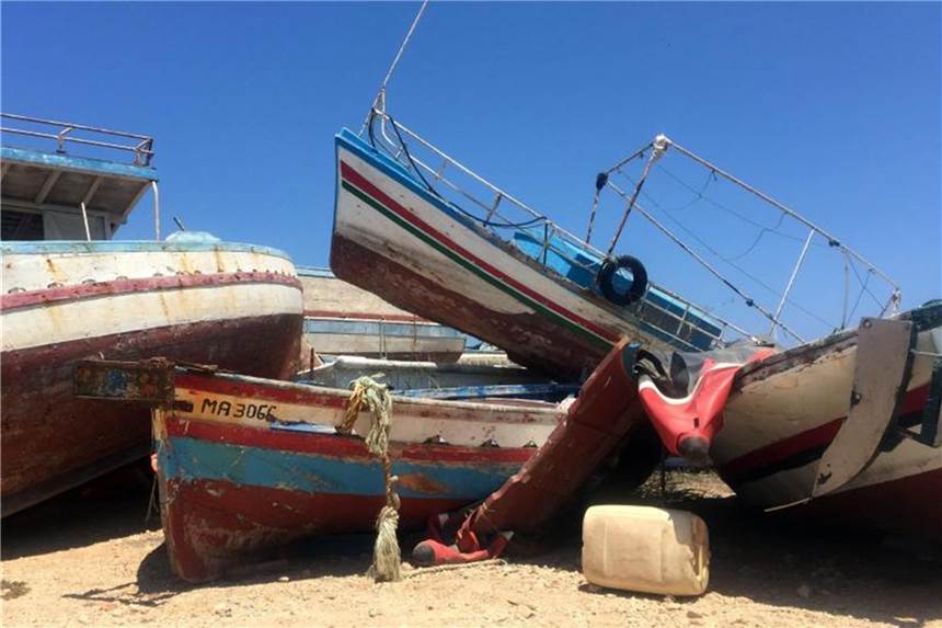Lampedusa wird Touristenparadies mit Schiffsfriedhof Immer mehr Touristen kommen nach Lampedusa, von Flüchtlingen ist kaum noch etwas zu sehen. Doch die Schiffswracks erinnern an das Schicksal zahlreicher Migranten. Foto: Annette Reuther