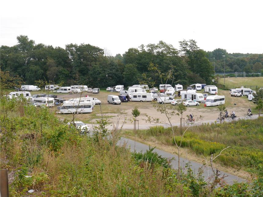 Britische Wildcamper-Gruppe hüllt sich in Schweigen Immer mehr Wohnwagenbesitzer sind übers Wochenende auf die städtische Wiese neben der Stausee-Kampfbahn am Lippspieker gekommen.