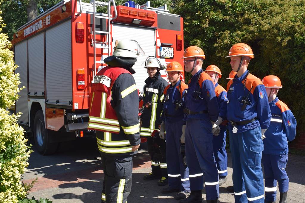 Franz-Muckelmann Gedenkpreis: Feuerwehrmann hinterlässt 500 DM in der Uniform Jugendfeuerwehr steht hinter einem Feuerwehrfahrzeug.