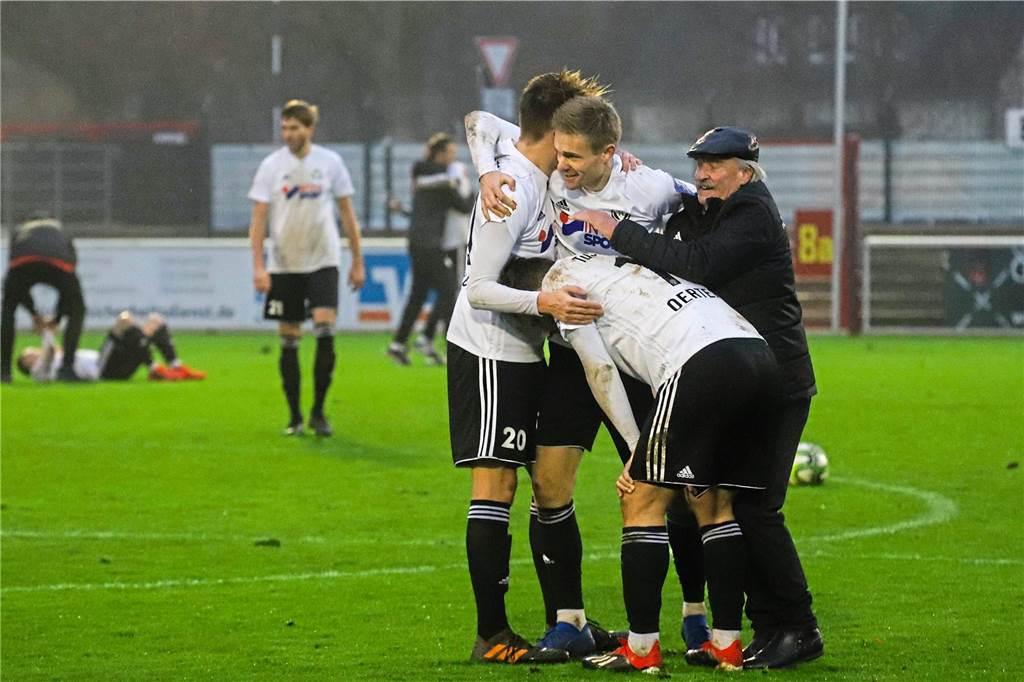 „Eine Frohnatur, die alle mitgenommen hat“: Rolf Brüggemann (†84) war beim TuS Haltern ein Unikat Immer nah dran an der Mannschaft: Rolf Brüggemann (r.) hat den TuS Haltern am See gelebt.
