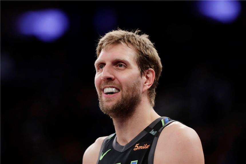 Basketballstar geht in seine 21. Saison bei den Mavs Immer noch nicht Schluss: Dirk Nowitzki geht mit den Dallas Mavericks in seine 21. NBA-Saison.