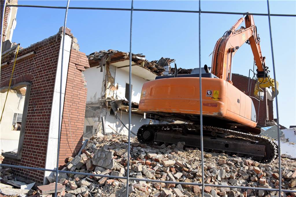 Abriss an der Schloßstraße: So wenig ist nur noch übrig vom Haus Westermann Immer weiter fressen sich die Bagger durch die ehemalige Traditionskneipe im Herzen Nordkirchens.