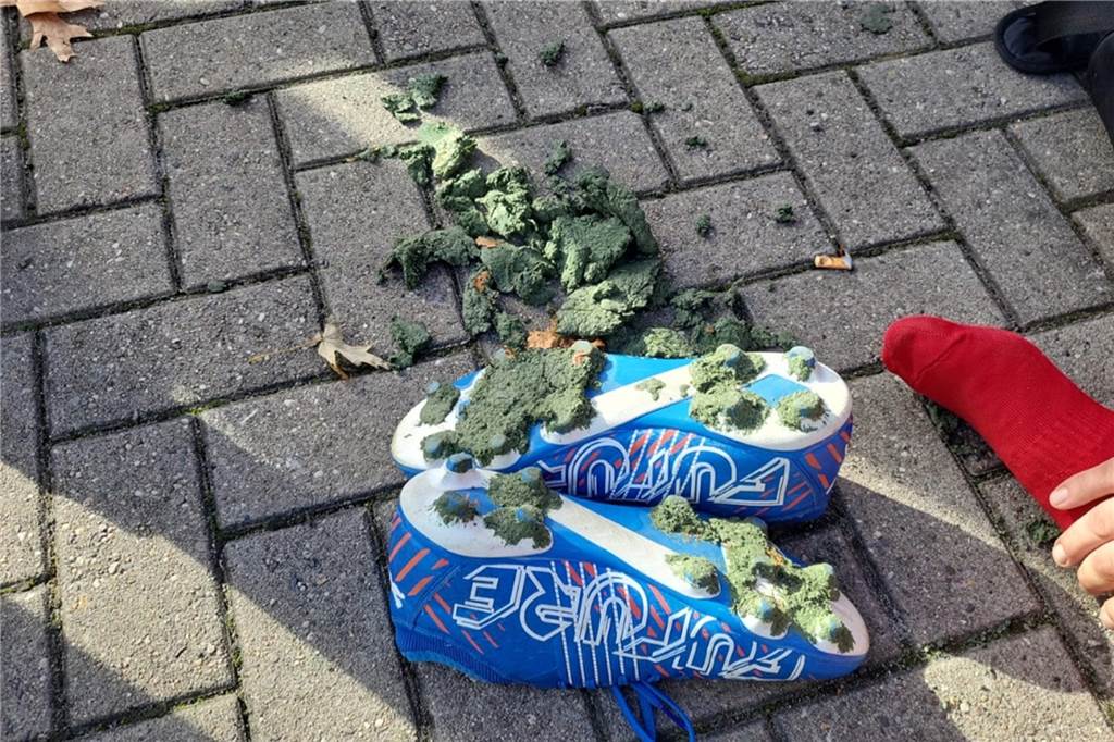 „Das ist wie Eislaufen": SC Husen-Kurl hat Probleme mit Platz - Lösung kostet 3000 Euro Immer wieder bleiben auf der Anlage des SC Husen-Kurl Klumpen an den Fußballschuhen hängen.