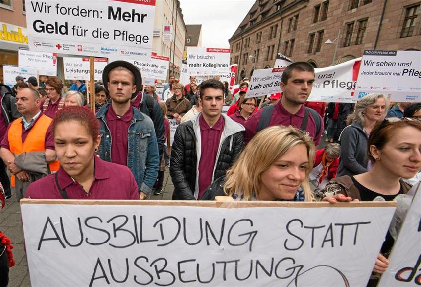 Neues Pflegeberufsgesetz für einheitliche Ausbildung Immer wieder demonstrieren Pfleger für bessere Berufsbedingungen – wie hier im Mai in Nürnberg.