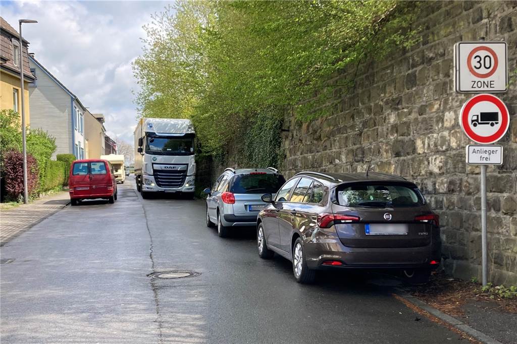 Eberhard Sasse fordert: Gegen rücksichtlose Lkw-Fahrer zur Selbsthilfe greifen Immer wieder drängen sich schwere Sattelschlepper durch die enge Anliegerstraße.