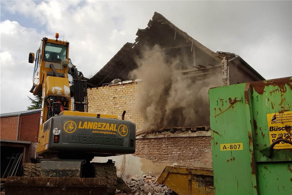 Mit spektakulären Videos: Unglücks-Haus in Heek wird nach massiven Sturmschäden abgerissen Immer wieder entwickeln sich während des Abrisses dicke Staubwolken. Die marode Bausubstanz hatte dem Abrissbagger nichts entgegenzusetzen.