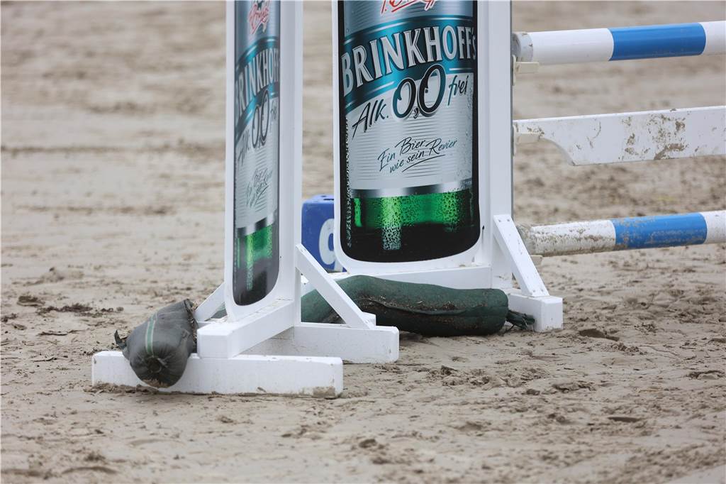 Immer wieder fielen Hindernisse aufgrund des Windes um. Sie mussten mit Sandsäcken gesichert werden.