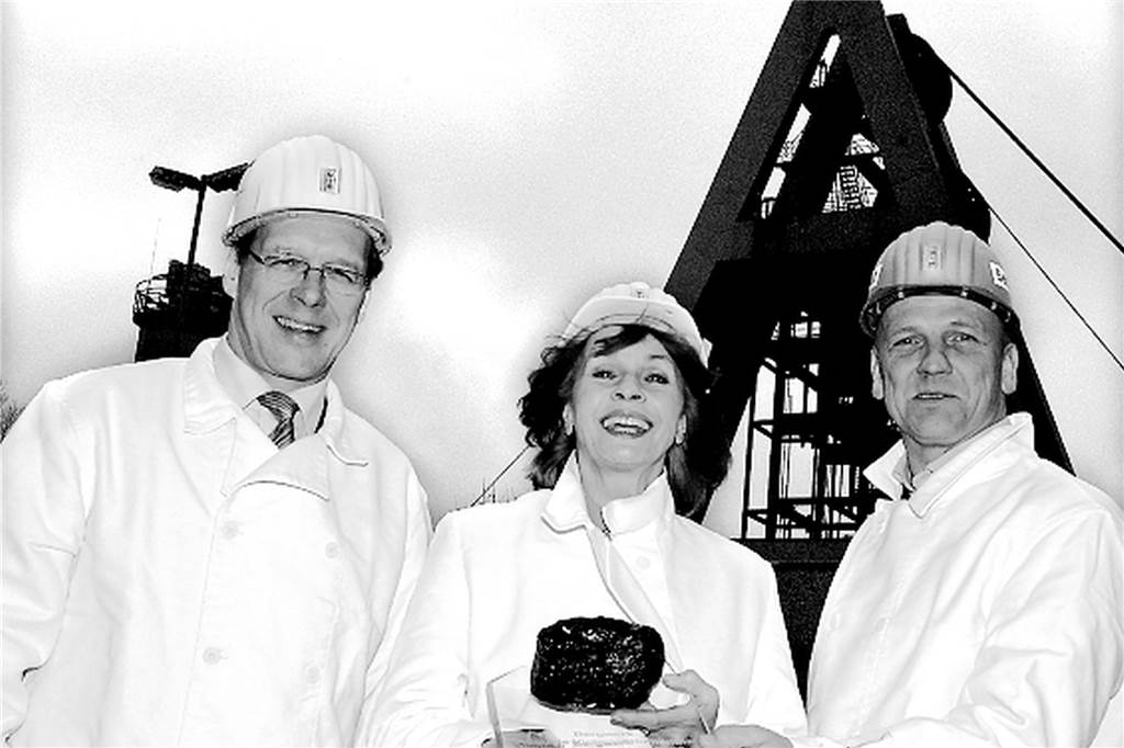 Stellt die Stadt Haltern den Schacht 8 mit Turm unter Denkmalschutz? Immer wieder fuhren in Lippramsdorf Prominente ein, so wie 2006 die Schauspielern Senta Berger. Das Foto zeigt sie mit Bergwerksdirektor Horst Sablotny (l.) und Norbert Maus vom Betriebsrat.