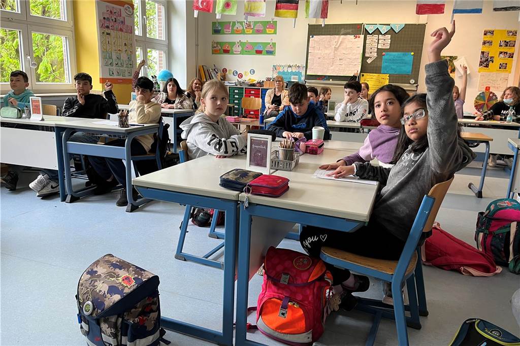 Lüner Grundschüler löchern Landtagsvizepräsident Rainer Schmeltzer Immer wieder gehen die Finger in der Klasse nach oben, es kommen die verschiedensten Fragen.