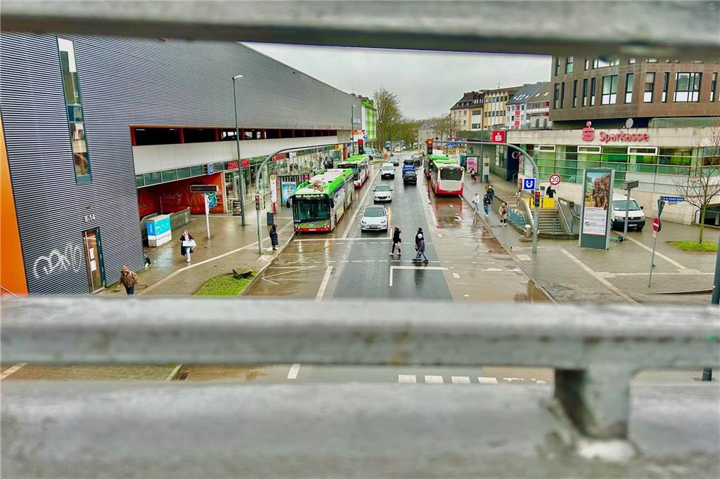 „Der Busfahrer hat mir das Leben gerettet“: 55-Jähriger brutal überfallen Hier halten die Busse vor dem Bahnhof in Hörde.
