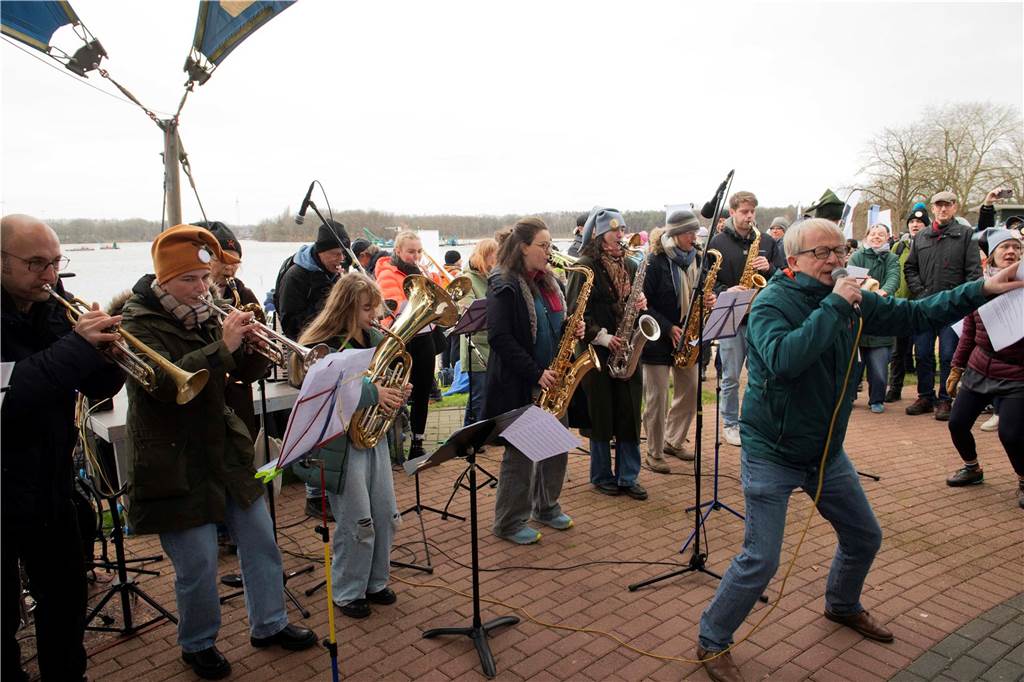 Immer wieder gern gesehen sind die Musiker, die über Silvester eine Tagung im Könzgenhaus abhalten und inzwischen traditionell am 1. Januar ein Gastspiel im Strandbad geben.