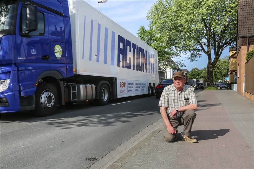 Scharnhorster Lokalpolitiker fordern Tempo 30 für die Hostedder Straße Immer wieder haben sich die Anwohner der Hostedder Straße - hier Sigmund Fenner - über das hohe Verkehrsaufkommen auf ihrer Straße beschwert.