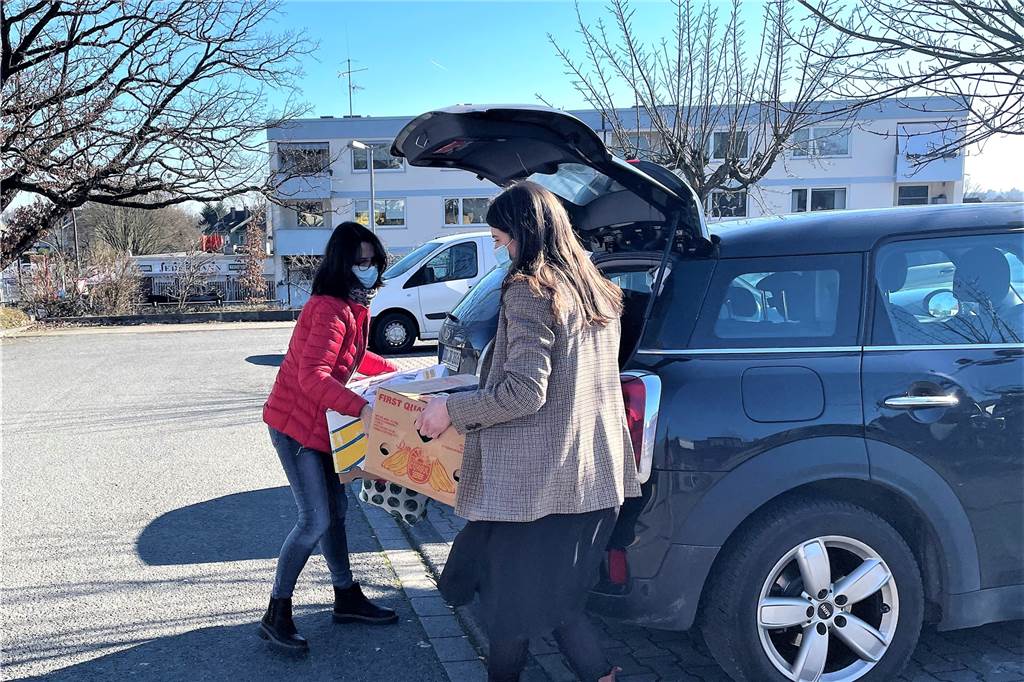 Hilfe für die Ukraine: Spendenflut und Tränen an der Corona-Teststelle Immer wieder halten Autos mit zahlreichen Spenden für die Ukraine auf dem Rewe-Parkplatz in Dortmund-Rahm.