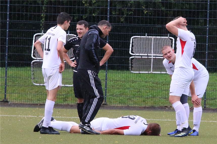 SSV Mühlhausen verpasst seiner Reserve eine ordentliche Verjüngungskur Immer wieder hatte Mühlhausens Trainer Marco Slupek (dunkler Trainingsanzug) mit Verletzungs-Ausfällen - hier liegt Kai-Uwe Kobilsek in Kamen am Boden - zu kämpfen.