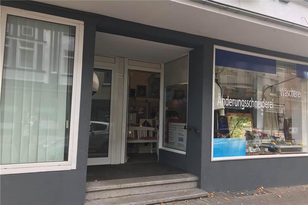 Obdachloser vor Wäscherei in Lünen: Chefin fühlt sich im Stich gelassen Immer wieder hinterlässt der Mann vor der Tür der Wäscherei Müll, leere Bierflaschen und sogar Kot.