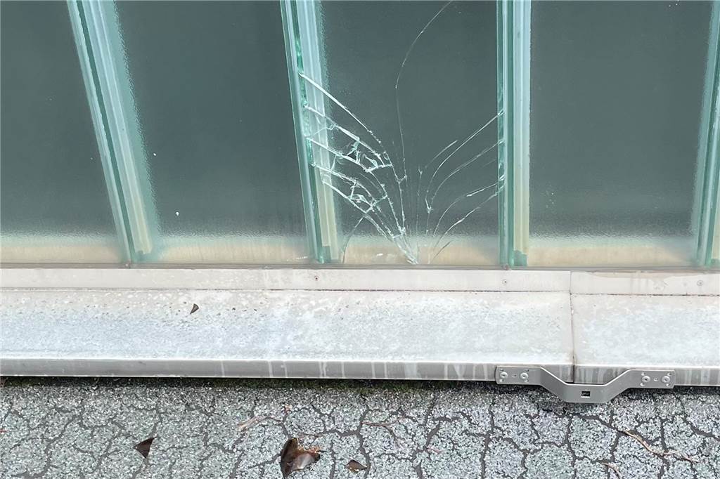 Einbruchserie in Sporthalle: „Die Polizei duzt mich mittlerweile schon“ Immer wieder klettern Unbekannte auf das Vordach der Halle. Hier flog einmal eine Flasche gegen die Scheibe.