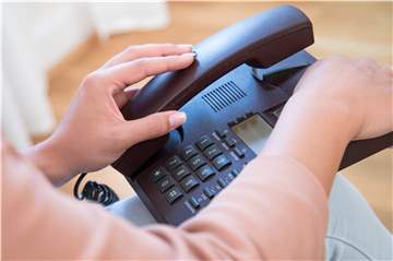Immer wieder kommt es vor, dass Verbraucher am Telefon abgezockt werden - mit Gewinnversprechen.