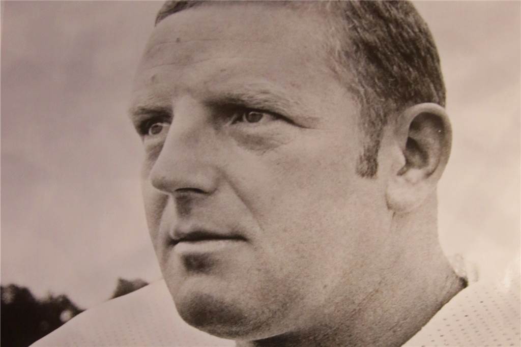 Der erste deutsche NFL-Star: Die Geschichte von Horst Mühlmann Immer wieder musste Horst Mühlmann Autogrammkarten unterschreiben.