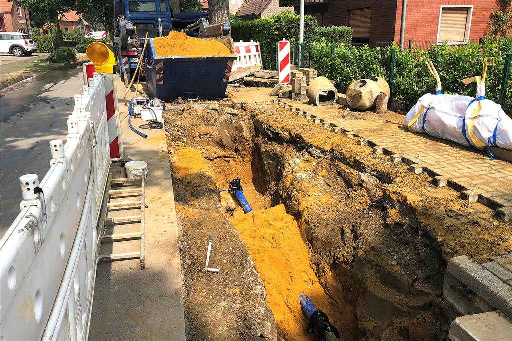 Ramon Steggink kündigt Ende der Dauerbaustelle Silvesterstraße an Immer wieder musste die RWW Rohrbrücke an der Silvesterstraße reparieren - hier ein Bild aus 2019. Nun ist die Wasserleitung auf 430 Metern erneuert worden.