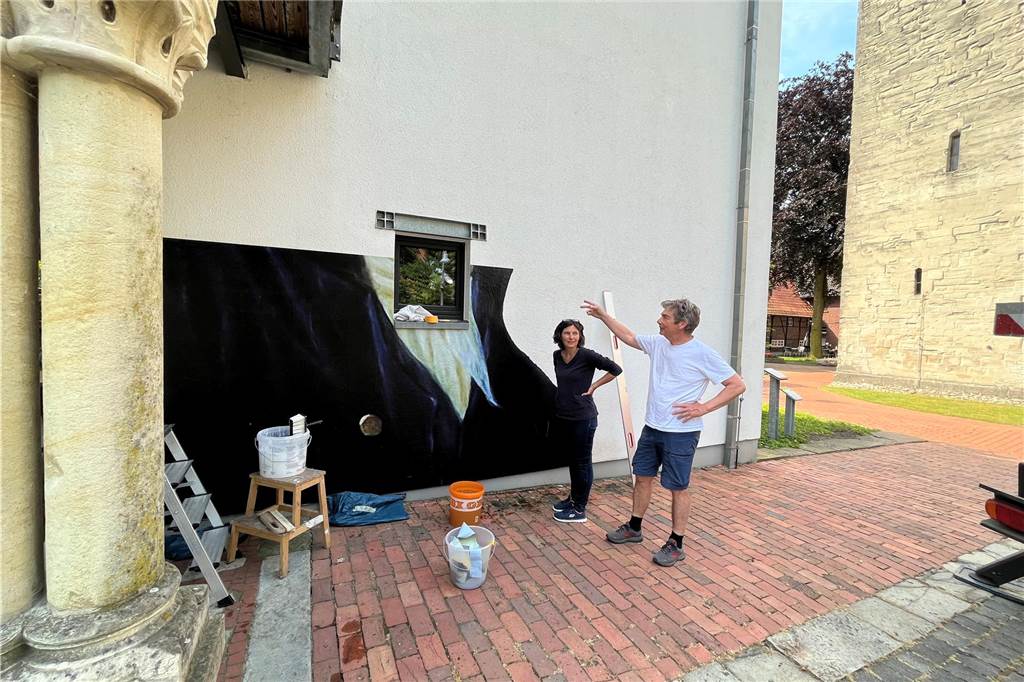 Zwei Künstler begutachten ein Projekt.