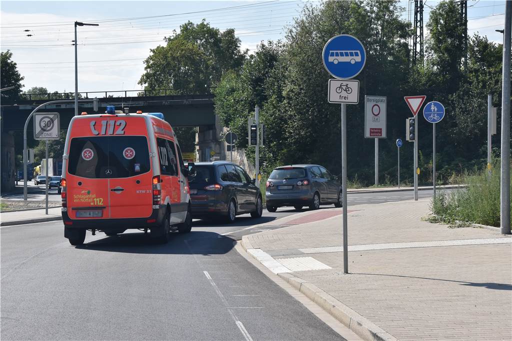 Beschilderung sorgt für Ärger: „Hier herrscht Lebensgefahr“ Immer wieder passieren Fahrzeuge die Durchfahrt, die nur für Fahrradfahrer, Busse, Rettungsdienste sowie den Ver- und Entsorgungsverkehr freigegeben ist.