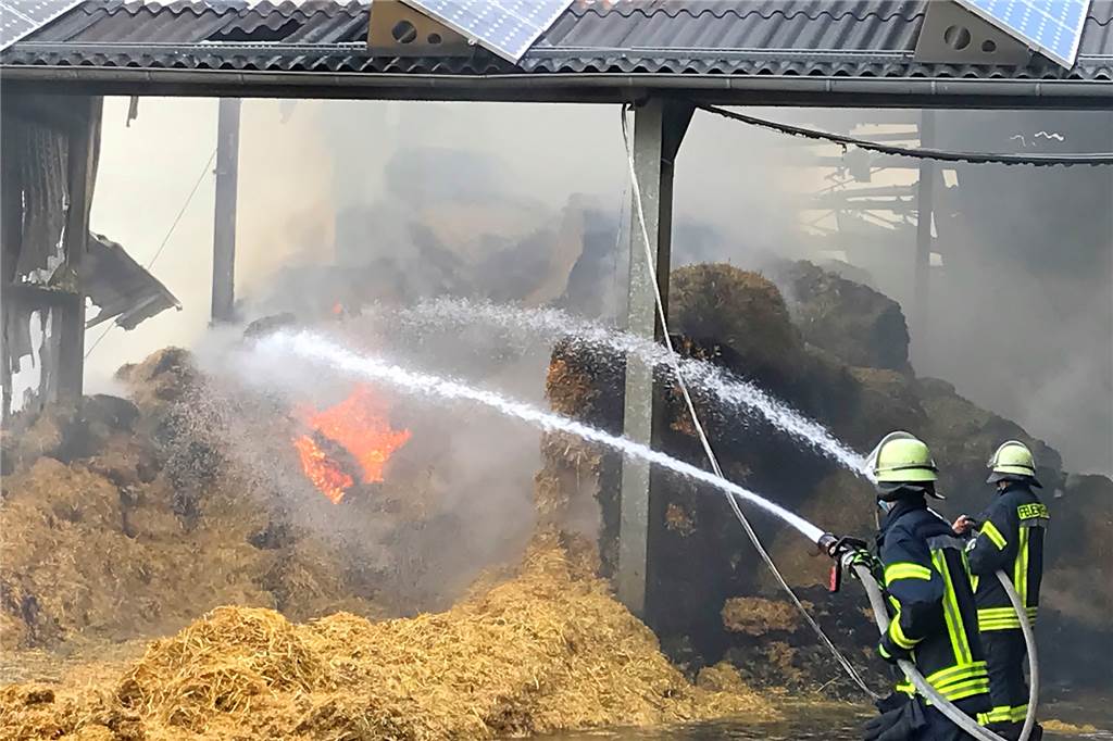Mit Video: 350 Großballen in Crosewick in Flammen – 200 Rinder in Gefahr Immer wieder schlugen bei den Löscharbeiten Flammen aus dem Stroh.