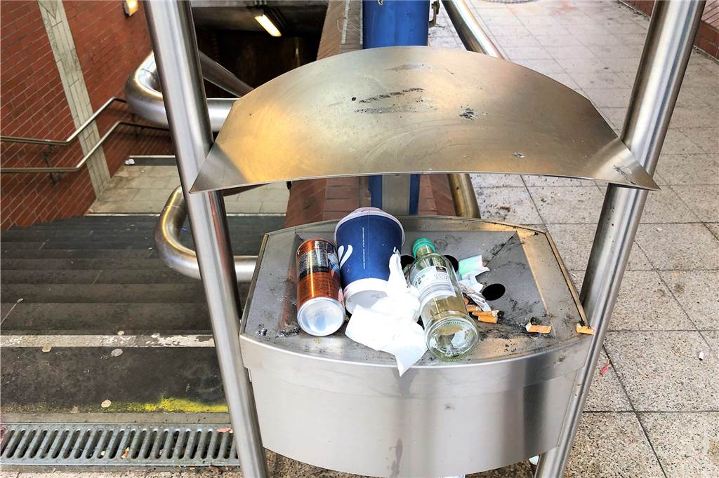„Richtig peinlich“: Dortmunder schämen sich für ihren S-Bahnhof Immer wieder sind die Mülleimer überfüllt, eine wöchentliche Leerung durch die Deutsche Bahn reicht nicht aus.