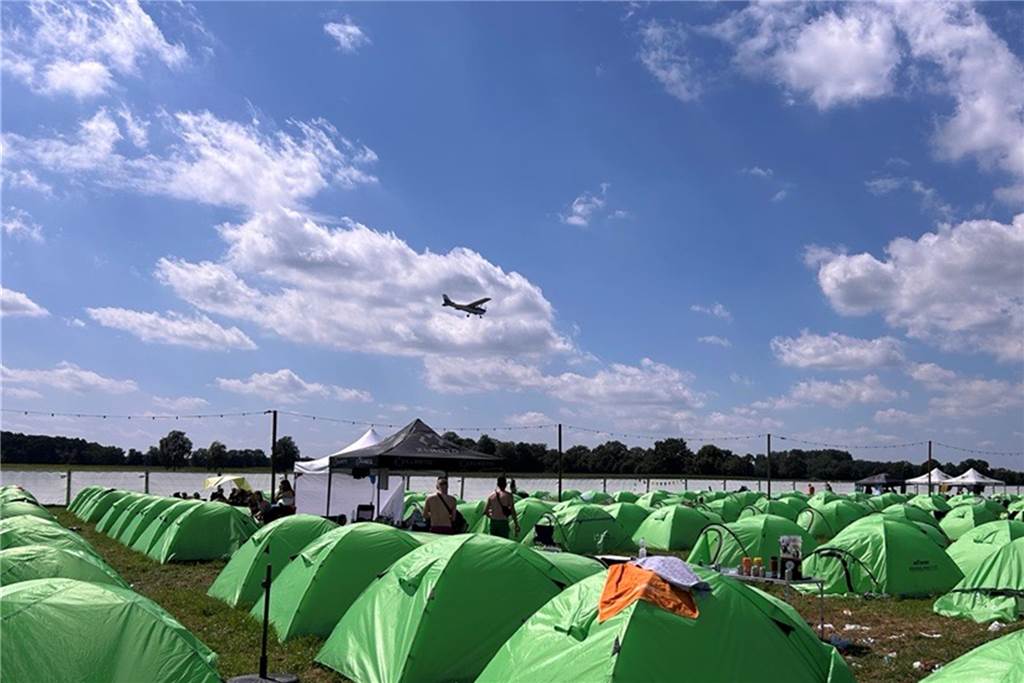 Eindrücke aus dem Dodgeville 2024: Campingstühle, Party und Jacuzzis Immer wieder starteten und landeten kleine Flugzeuge auf dem Flugplatz neben der Zeltstadt.