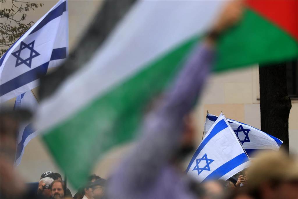 Schulleiter zu Antisemitismus: „Anzeichen sinkender Akzeptanz gegenüber Israel“ Israel- und Palästinaflaggen während Demos.