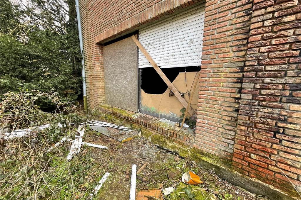 Verkauf perfekt: Haus Füchteln soll aus dem Dornröschenschlaf erwachen Immer wieder verschaffen sich Menschen Zugang zum Gebäude - offensichtlich teilweise auch ohne Rücksicht auf Verluste.
