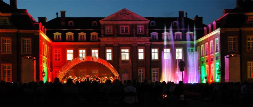Immer wieder wechselnde Farben: Das Schloss wurde imposant in Szene gesetzt.