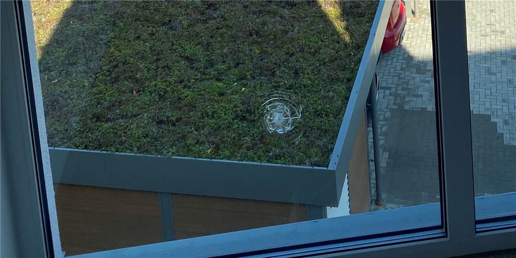 Murmel-Geschoss verfehlt Bewohner nur knapp: Wohnhaus in Werne mehrfach beschossen Eine kreisrunde Beschädigung an einem Fenster