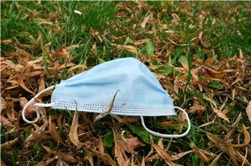 Immer wieder werden Einmal-Masken oder -handschuhe einfach auf die Straße oder auf Grünflächen entsorgt. Sie gehören in den Restmüll.