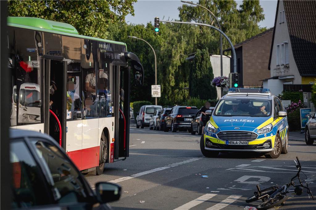 Chaos am Freibad Hardenberg: Arthur Janitzek wird zur Stimme des Protests Polizei im Einsatz beim Abreiseverkehr vom Freibad in Deusen am Samstag (17.6.)