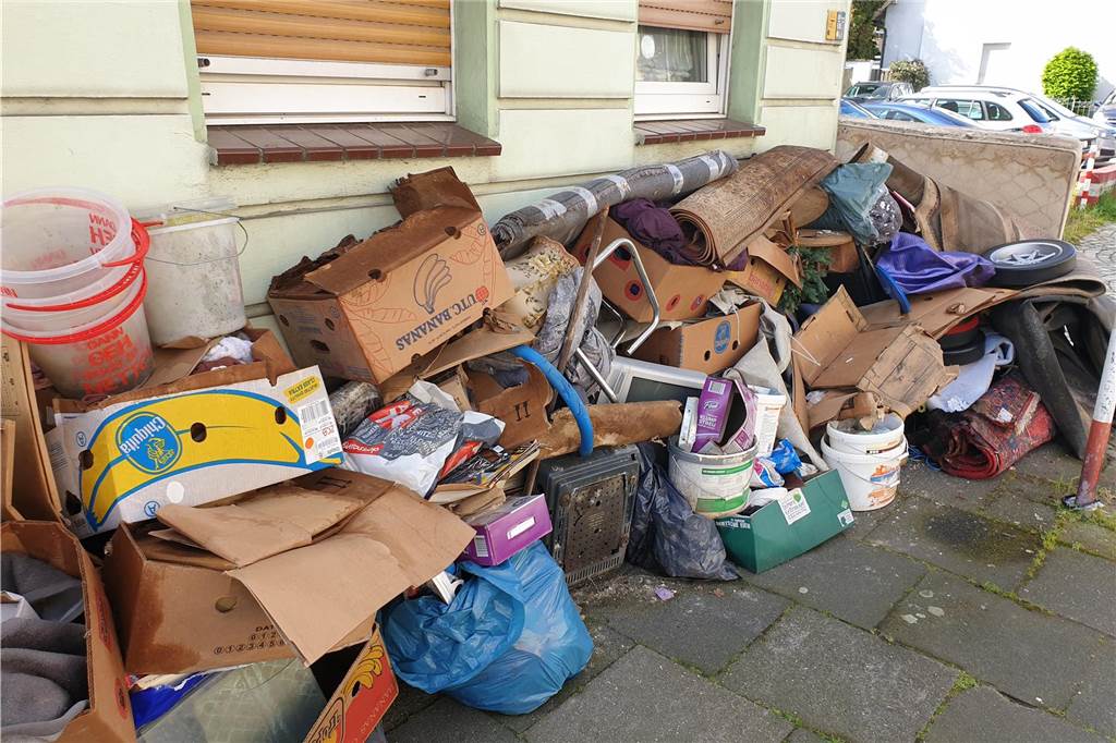 Sperrmüllsammlung in Westrich und Bövinghausen: Wieder droht Verwirrung Müllberg, der bei der Sammlung Mitte Mai herausgestellt worden ist. Unter dem Abfall befindet sich nicht nur Sperrmüll