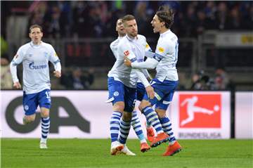 Immerhin einen Punkt gerettet: Benjamin Stambouli (r.) feiert den Schalker Torschützen Matija Nastasic.