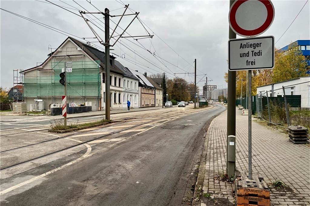 Heiko Pape (54) ärgert sich über die Hellweg-Vollsperrung Anlieger-Schild an der Vollsperrung am Brackeler und Asselner Hellweg im Nordosten von Dortmund