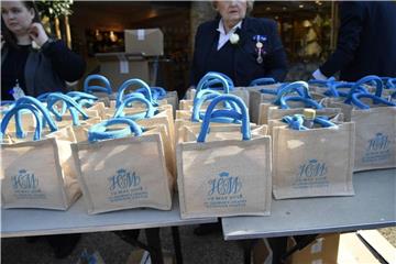 Immerhin: Ein Rabattcoupon für den Souvenirladen des Schlosses Windsor ist auch in der Tüte. Foto: Toby Melville/PA Wire