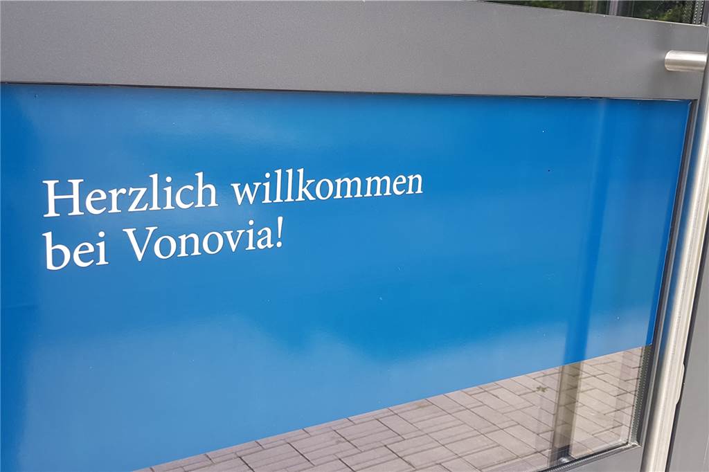 Deininghausener zu Vonovia-Vorstoß: „Wir beschweren uns, wenn es kalt wird“ Haustür mit der Aufschrift: "Herzlich willkommen bei Vonovia!" in der Siedlung in Castrop-Rauxel Deininghausen.