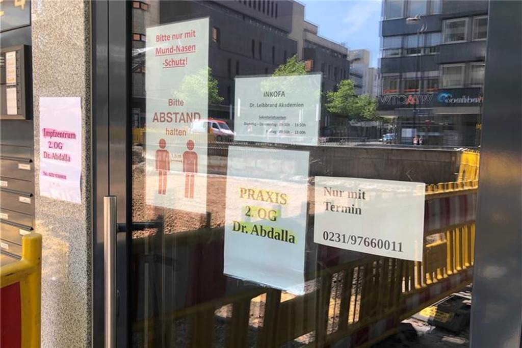 Ohne Termin sofort geimpft: Dortmunder Praxis hat die Aktion beendet Impfen nur mit Termin - diese Schilder hingen am Vormittag noch nicht an der Tür.