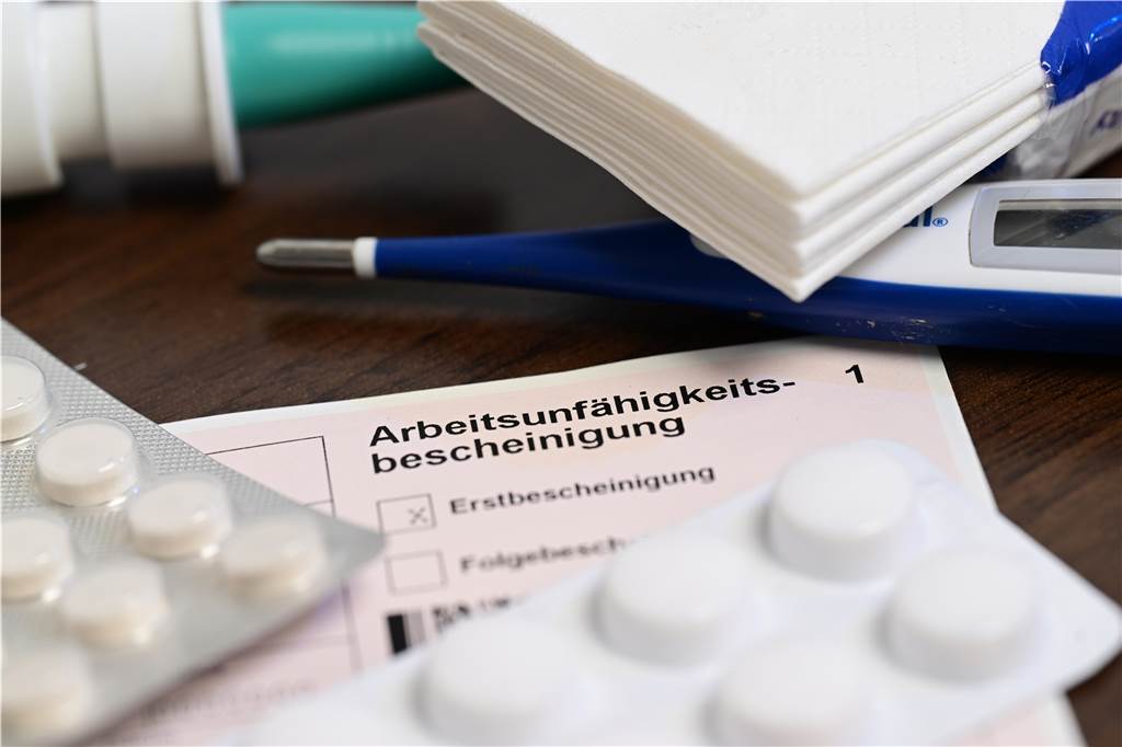 Ausnahmezustand in Hausarztpraxen: „Wir werden mit Füßen getreten“ Arbeitsunfähigkeitsbescheinigung Symbolbild
