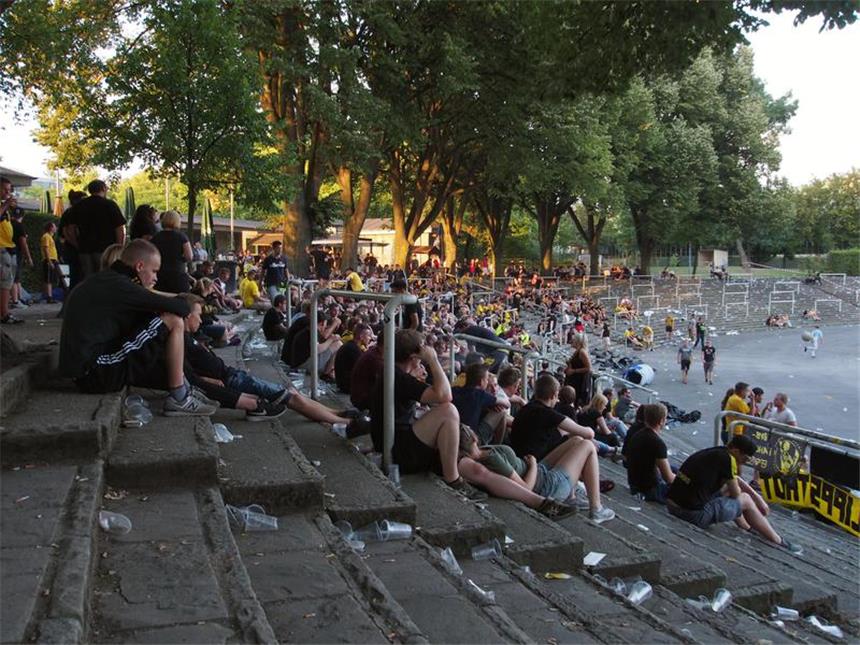 BVB-Fans trafen sich zum Fußball-Hören in der Roten Erde Impressionen aus der Roten Erde.